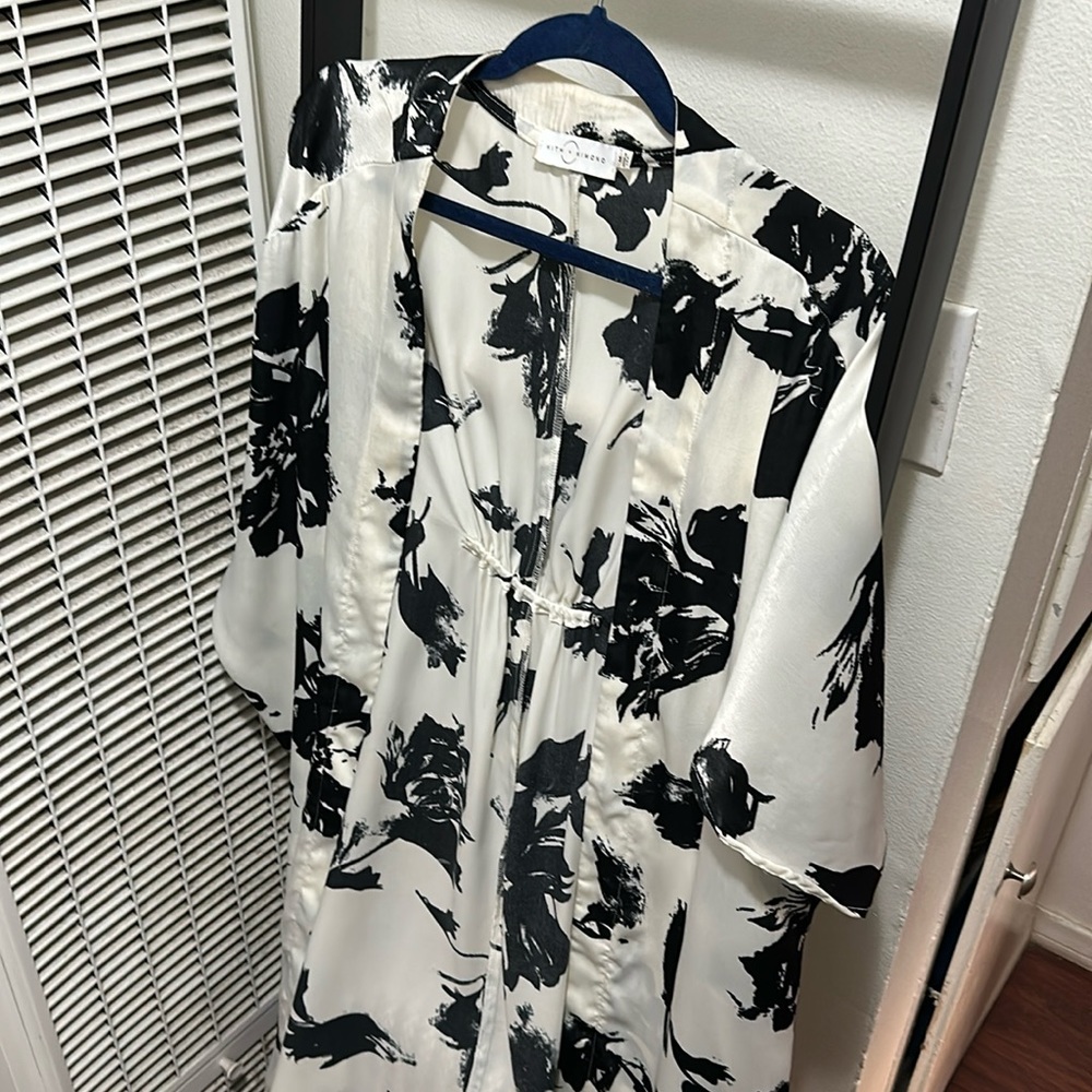 Floral print white and black kimono